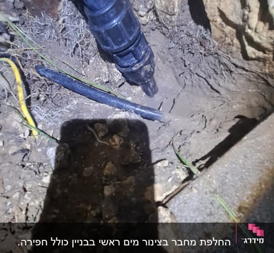 תיקון וחיבור צנרת מים שחורה בתוך האדמה בגינה